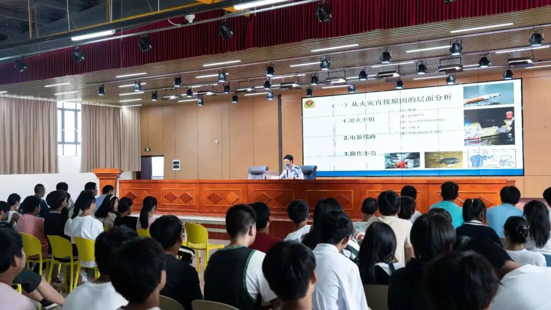 武汉三新职业技术学校法治校园|平安第一课